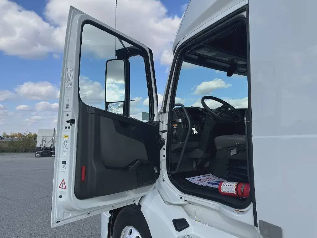 2022 Volvo VNL image 6