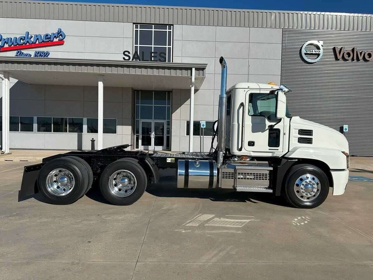 Used 2022 MACK ANTHEM Conventional - Day Cab  image 4