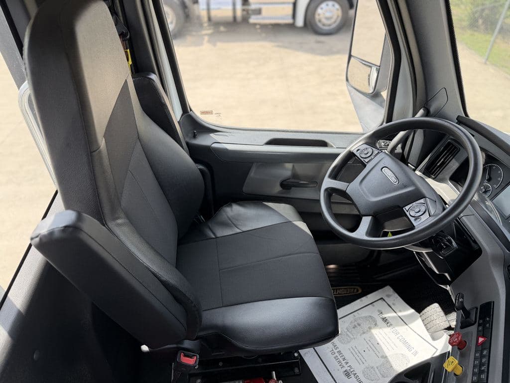 Used 2022 FREIGHTLINER PT126064S T image 21
