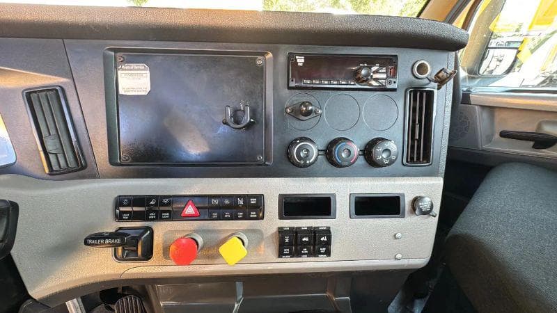 2018 Freightliner Cascadia image 13