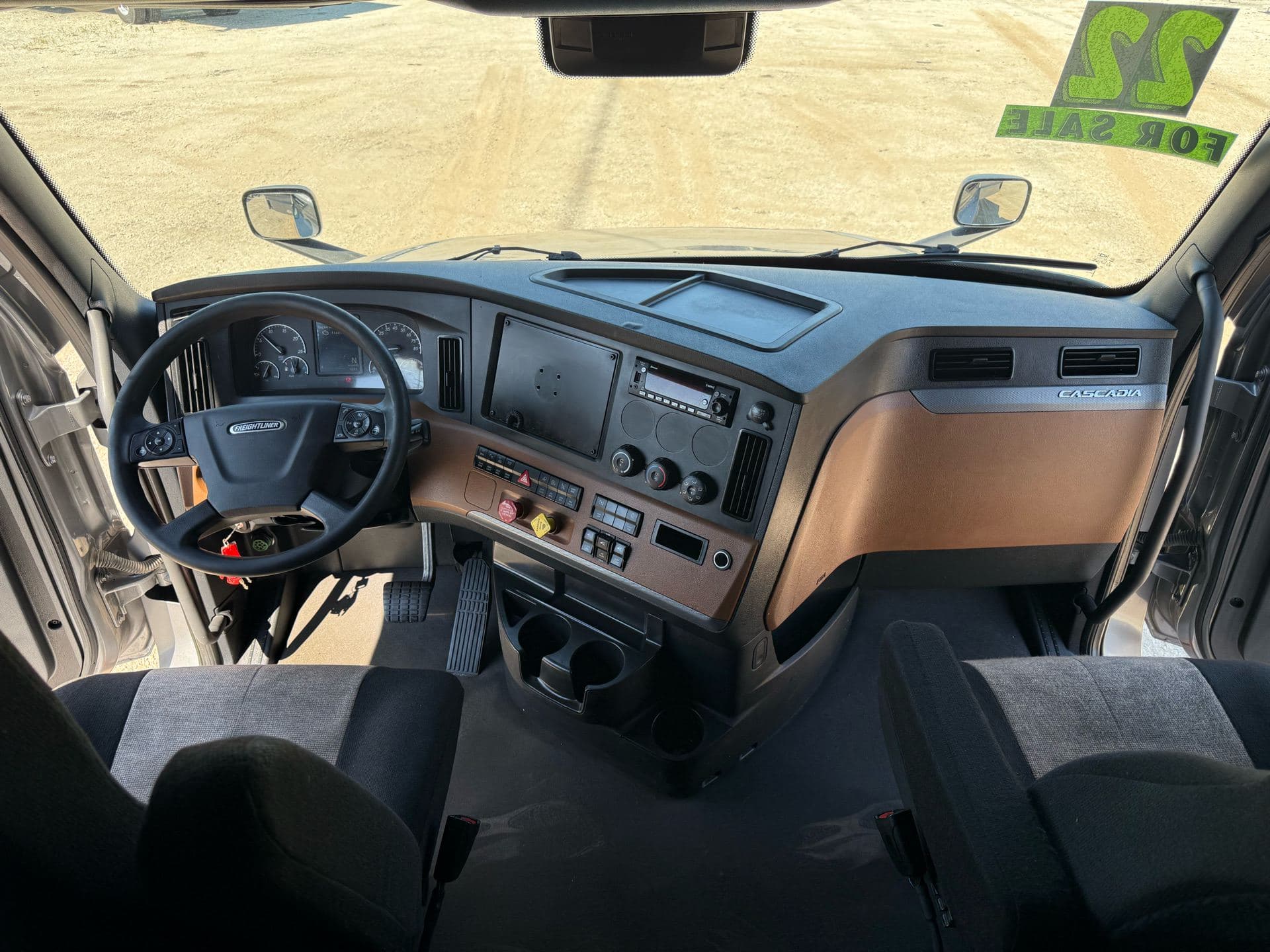 2022 Freightliner - 469k - 11,600 Hours! image 3