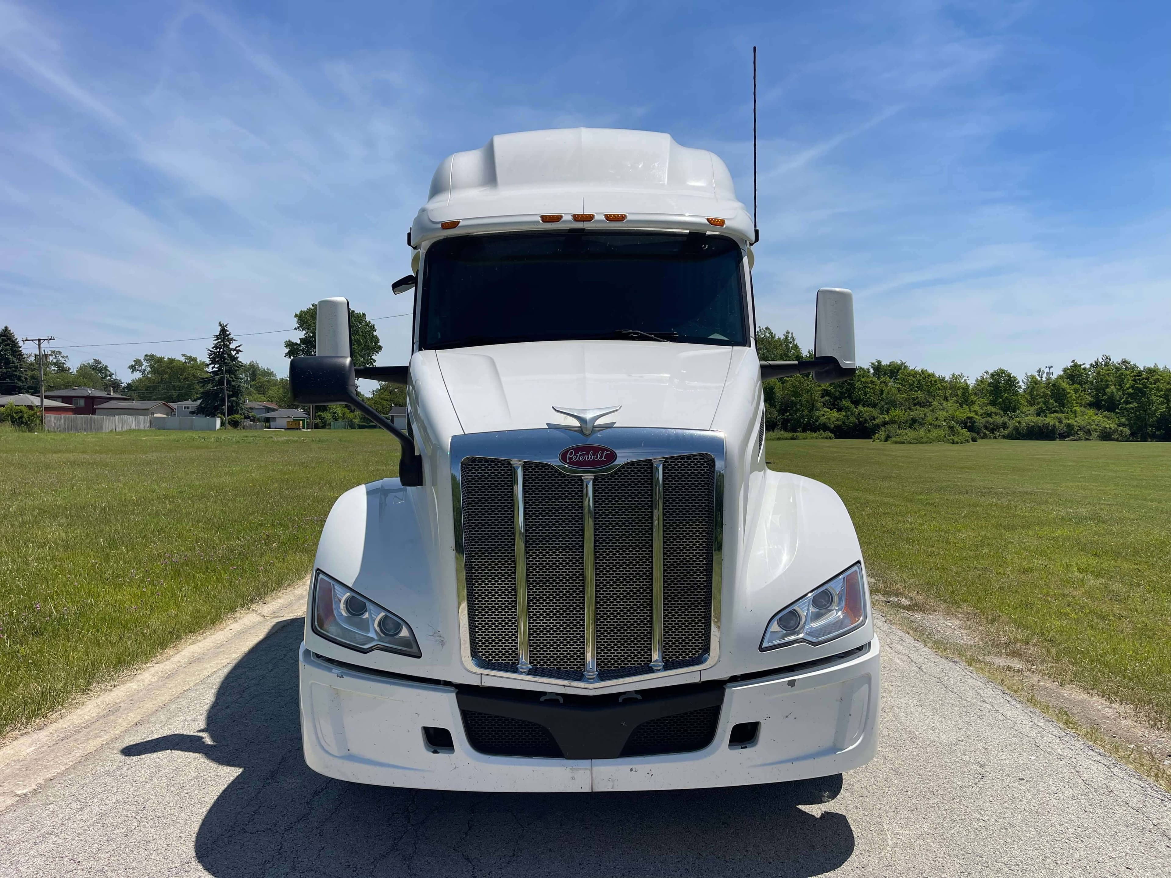 2022 Peterbilt 579 image 2