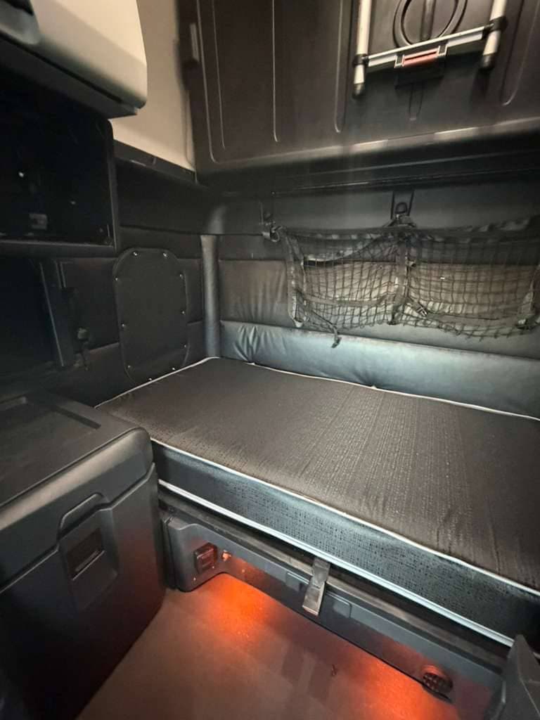 2024 Freightliner Cascadia image 11