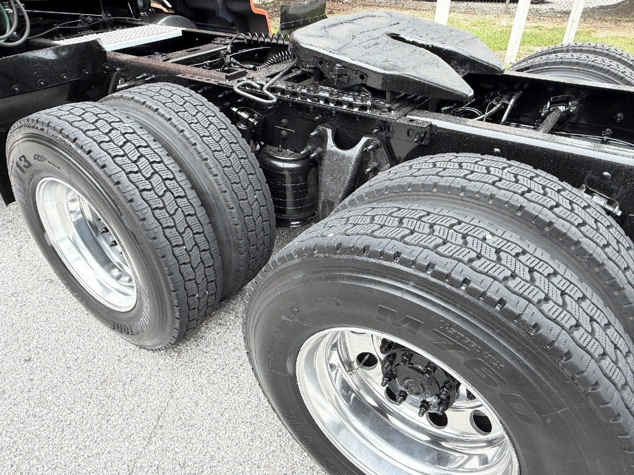 2022 International LT625 image 11