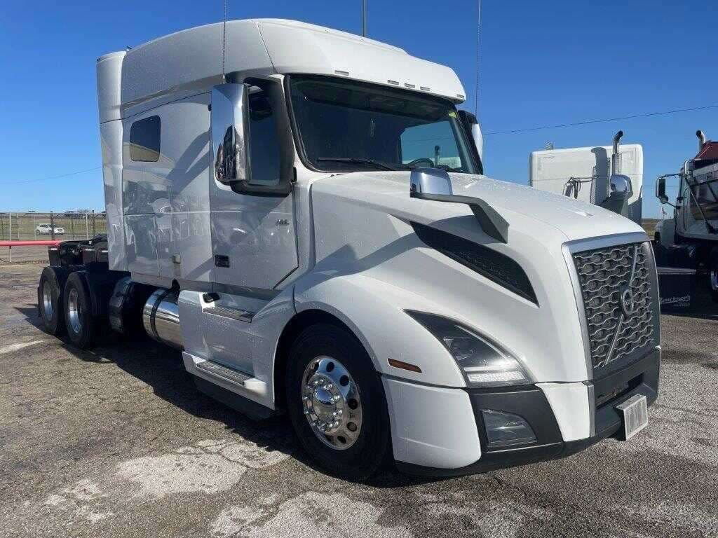 2020 Volvo VNL image 3