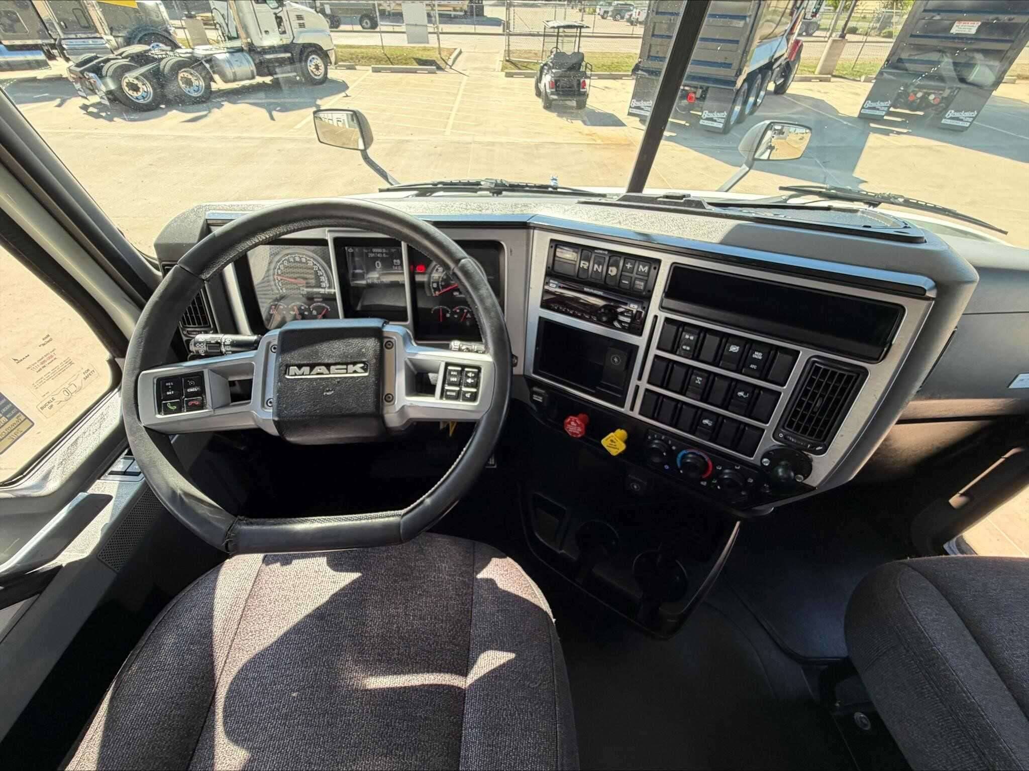 Used 2020 MACK ANTHEM Conventional - Day Cab in Oklahoma City, OK image 17