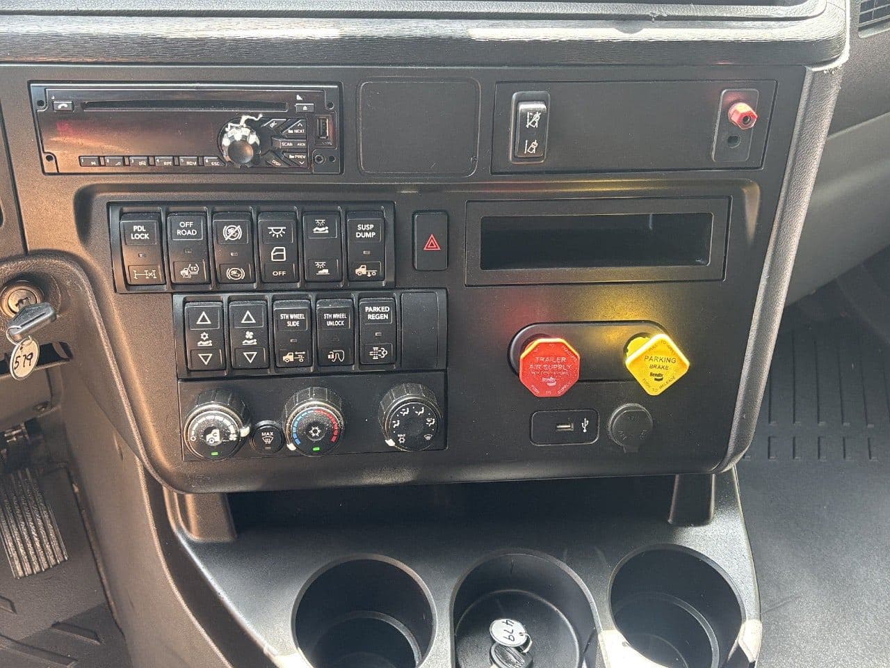 2018 International LT625 image 20