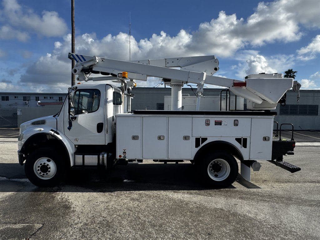 2017 Freightliner M2-106 image 8