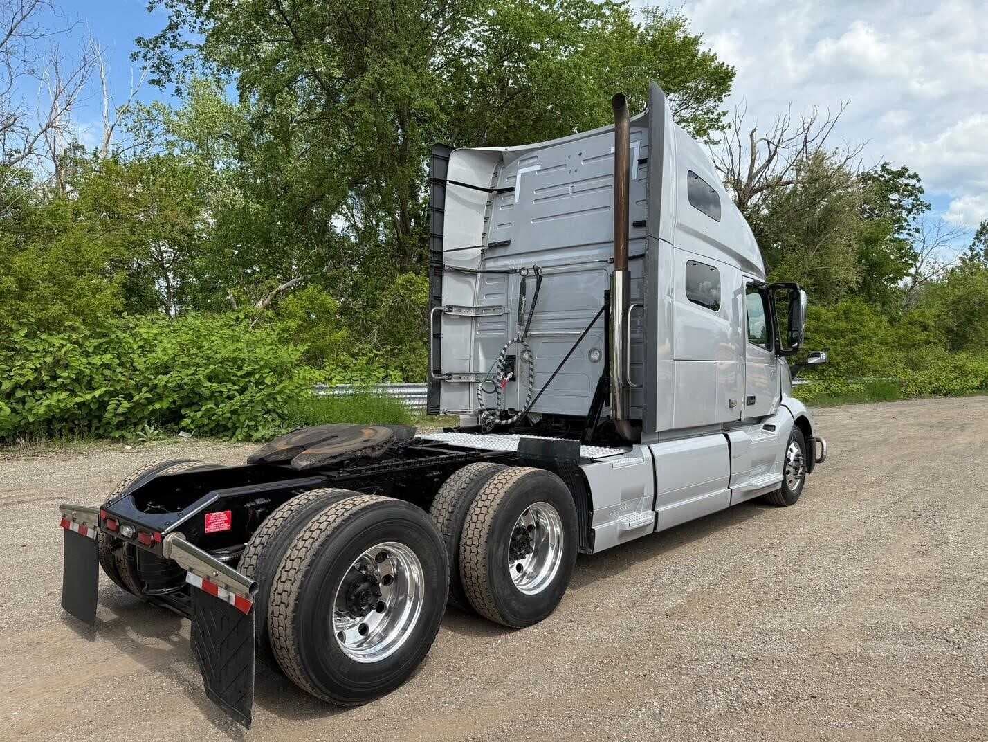 2021 Volvo VNL670 image 3