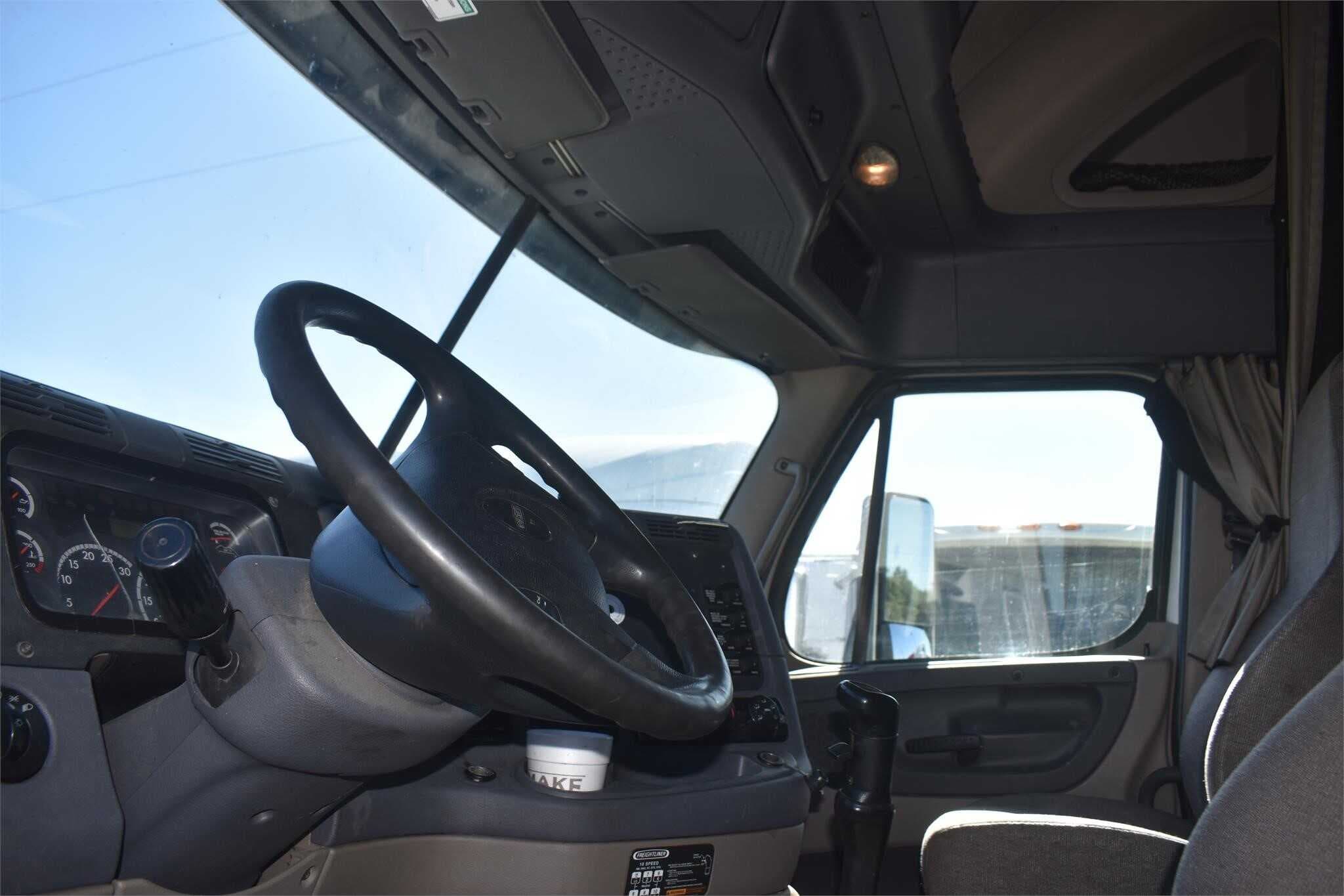 2013 Freightliner Cascadia 125 image 2