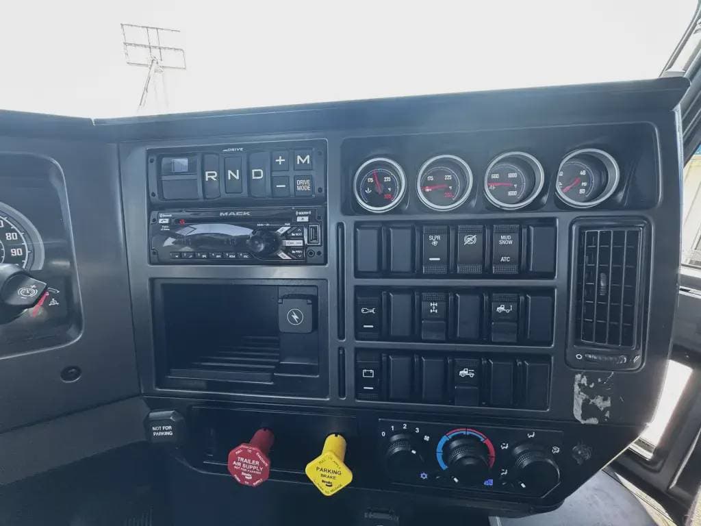 Used 2021 MACK Conventional - Sleeper Truck image 13