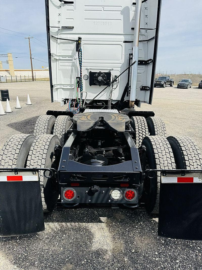 2023 Volvo VNL760 image 4