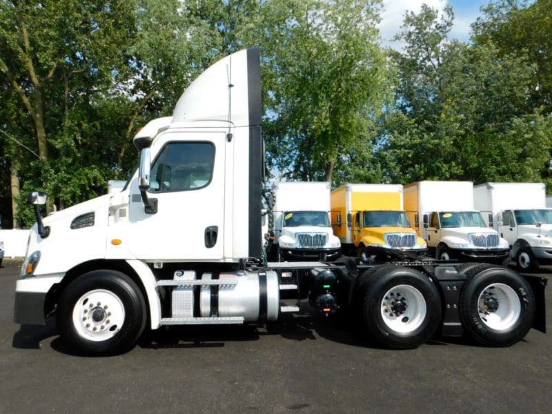 2018 Freightliner Cascadia image 2