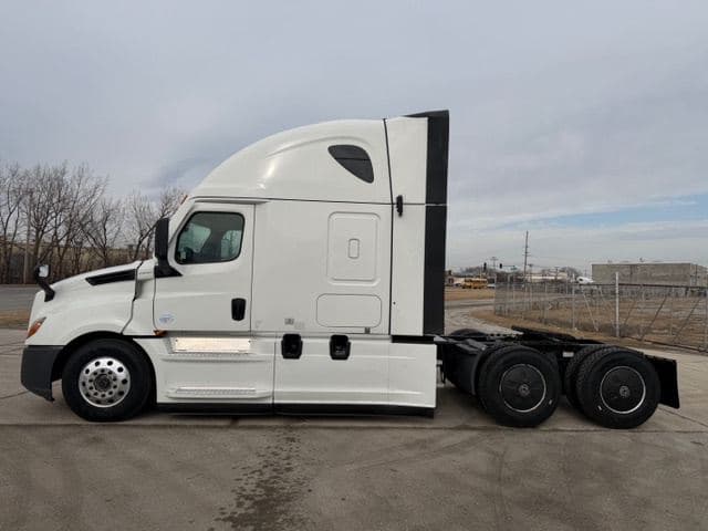 2024 Freightliner Cascadia image 3