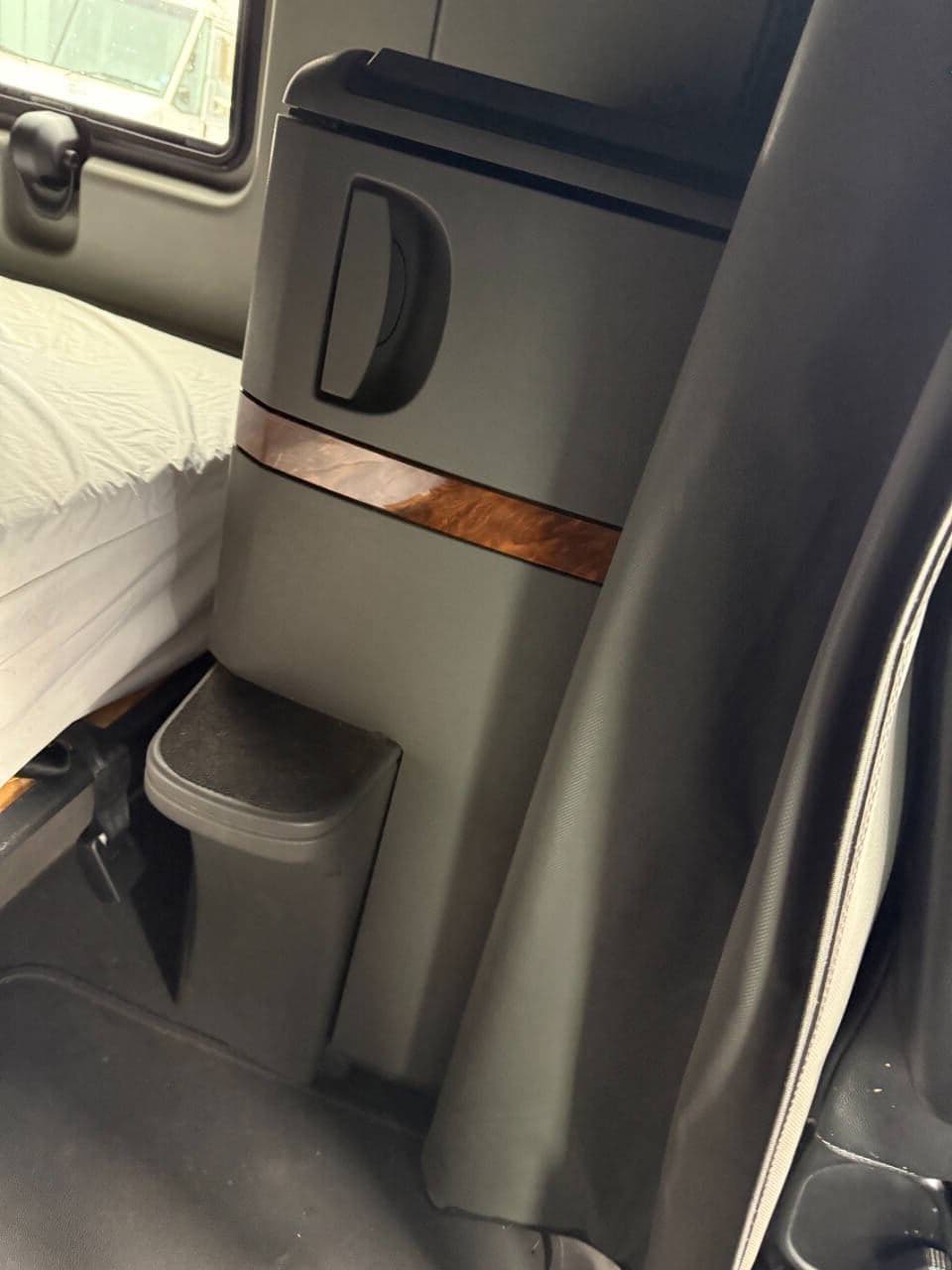 2022 International LT625 image 23