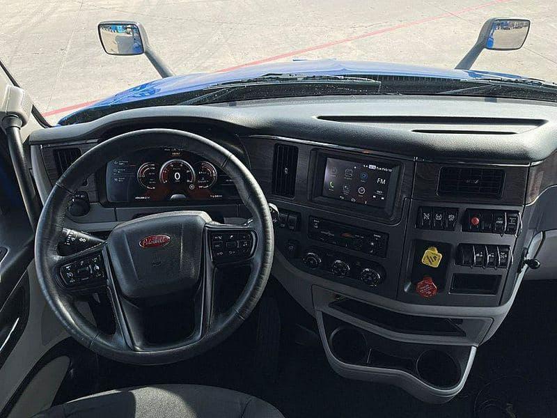 2023 Peterbilt 579 image 9