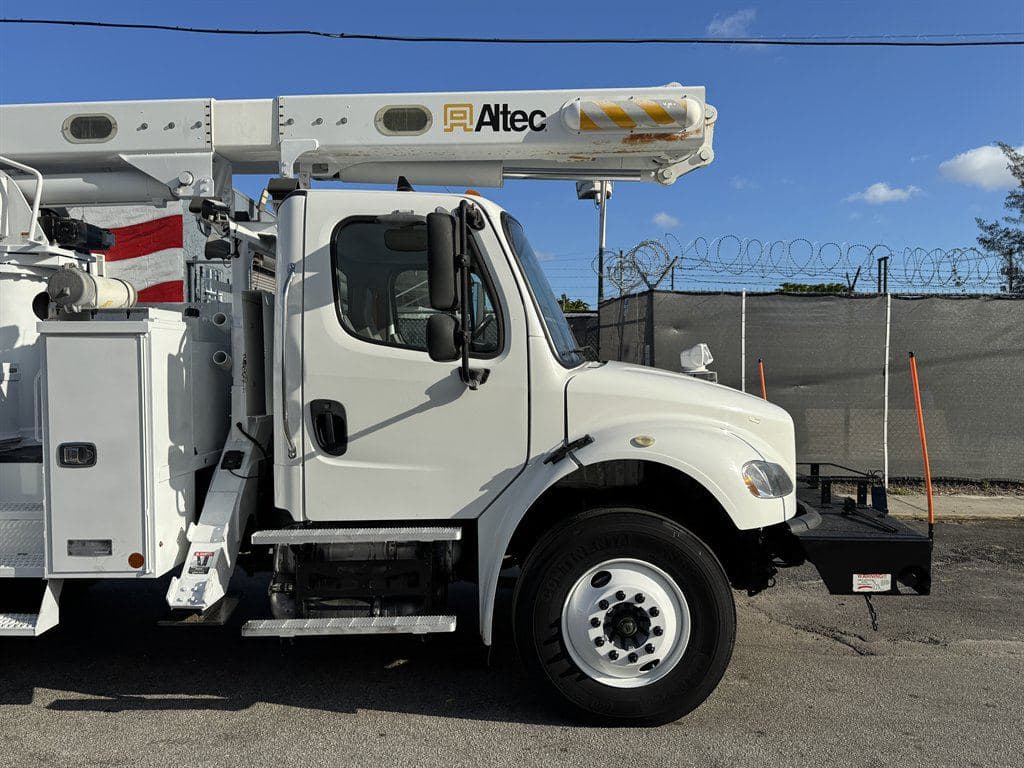 2015 Freightliner M2 106 image 16