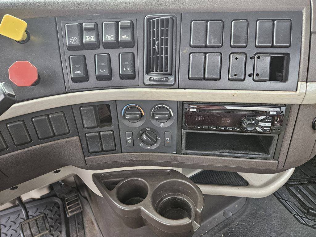 2017 Volvo VNL image 9