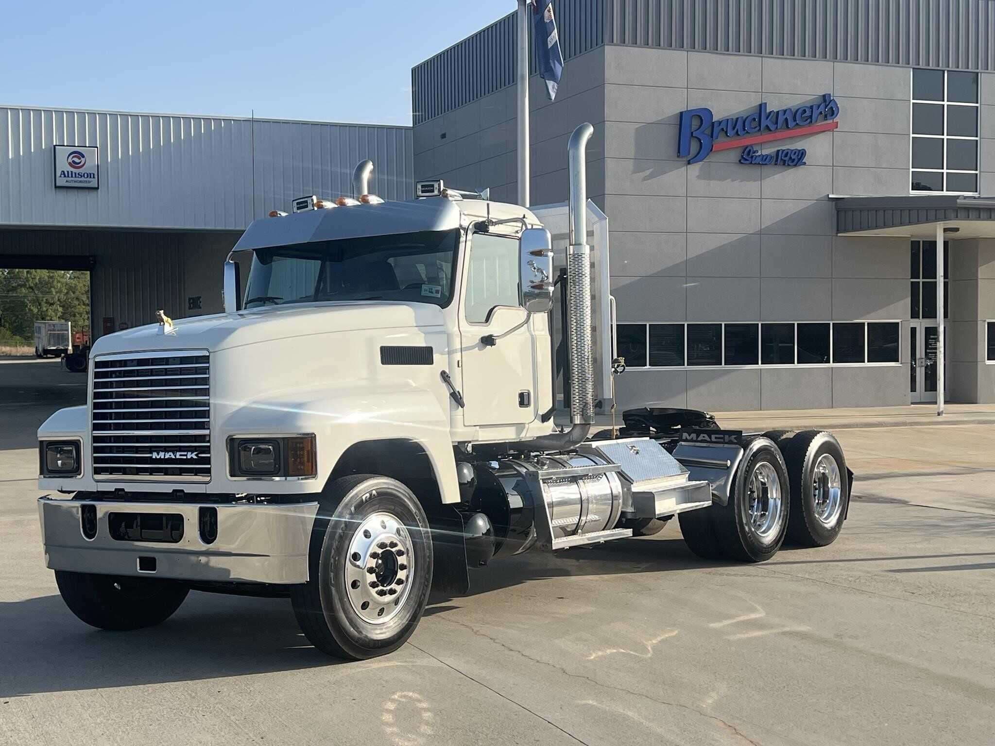 Used 2020 MACK PINNACLE Conventional - Day Cab  image 1