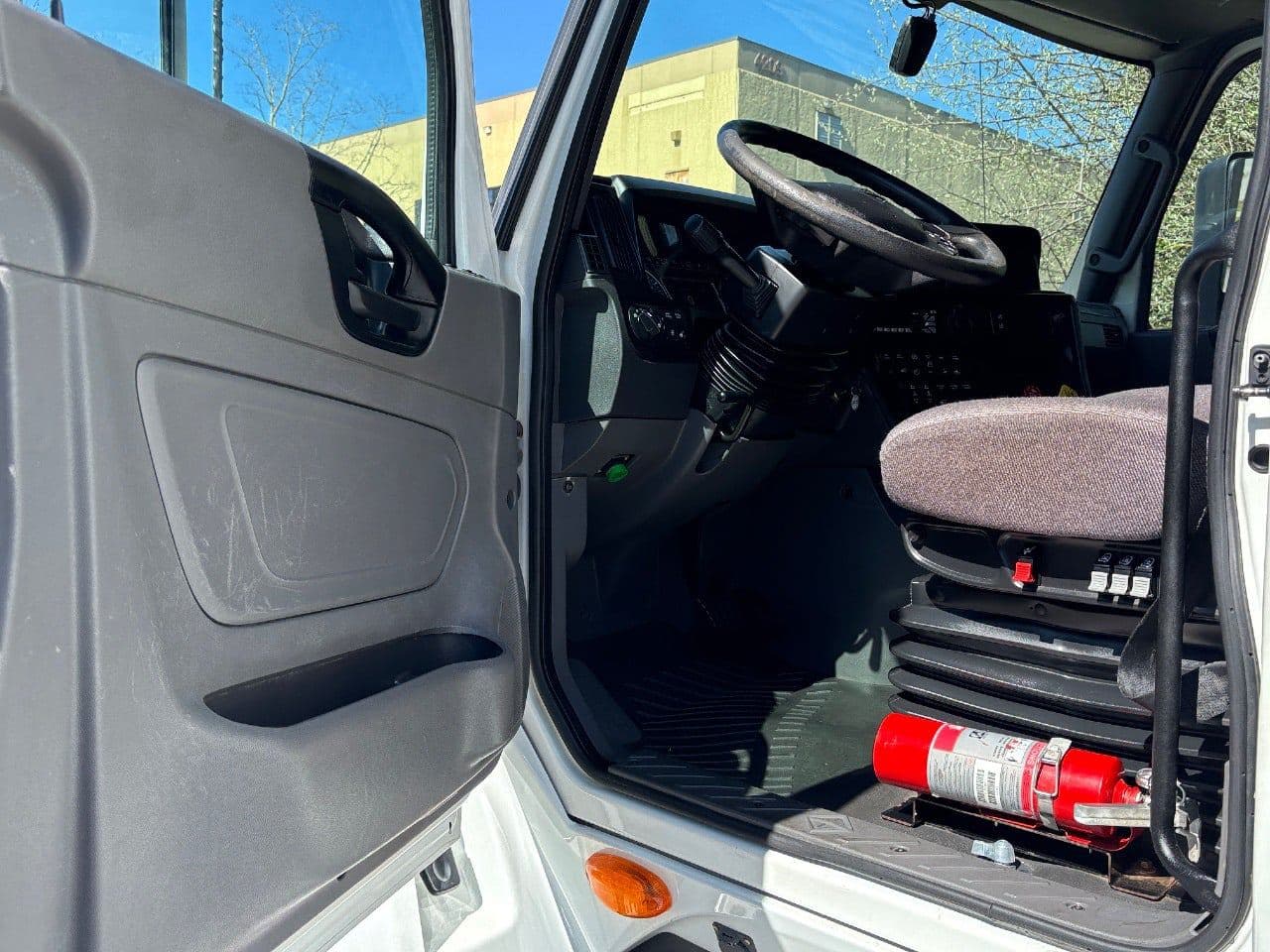 2018 International LT625 image 14