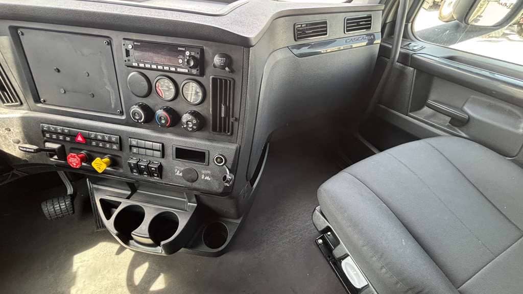 Used 2024 FREIGHTLINER PT126064ST image 20