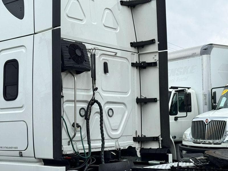 2021 Freightliner Cascadia image 9