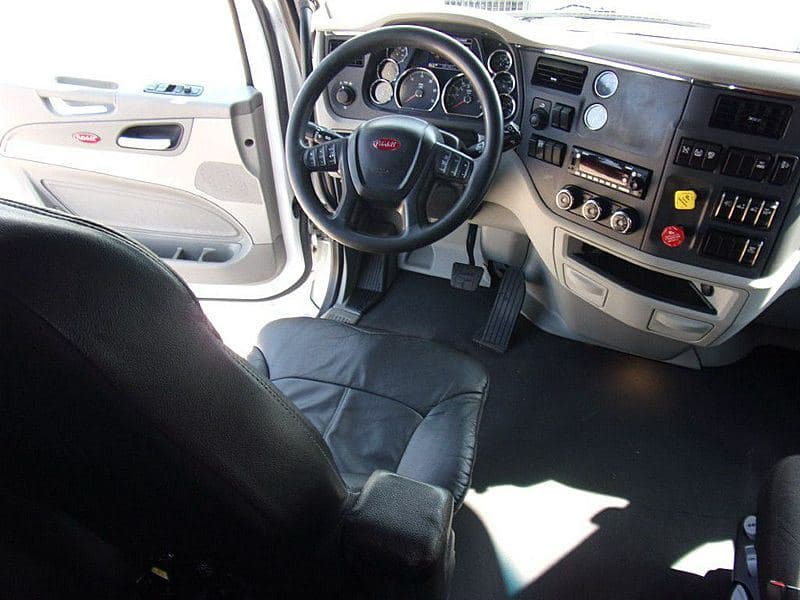 2021 Peterbilt 579 image 15
