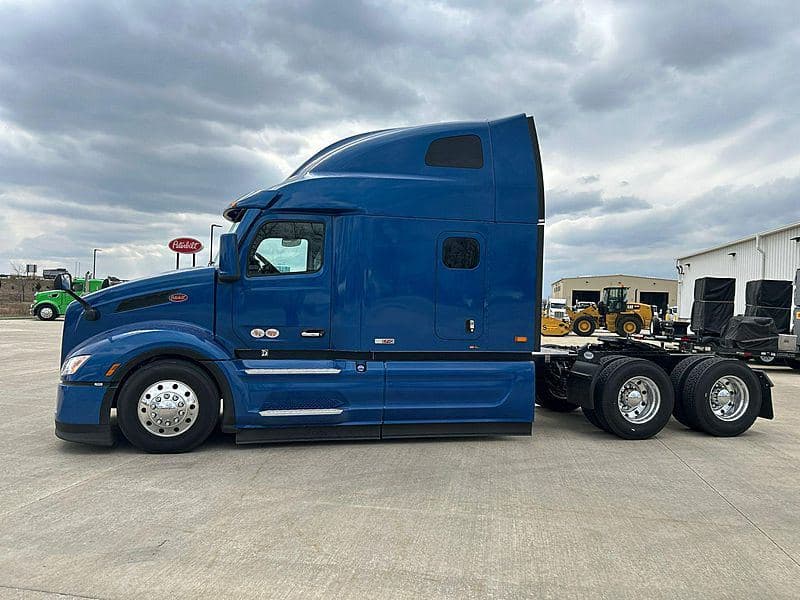 2027 Peterbilt 579 image 2