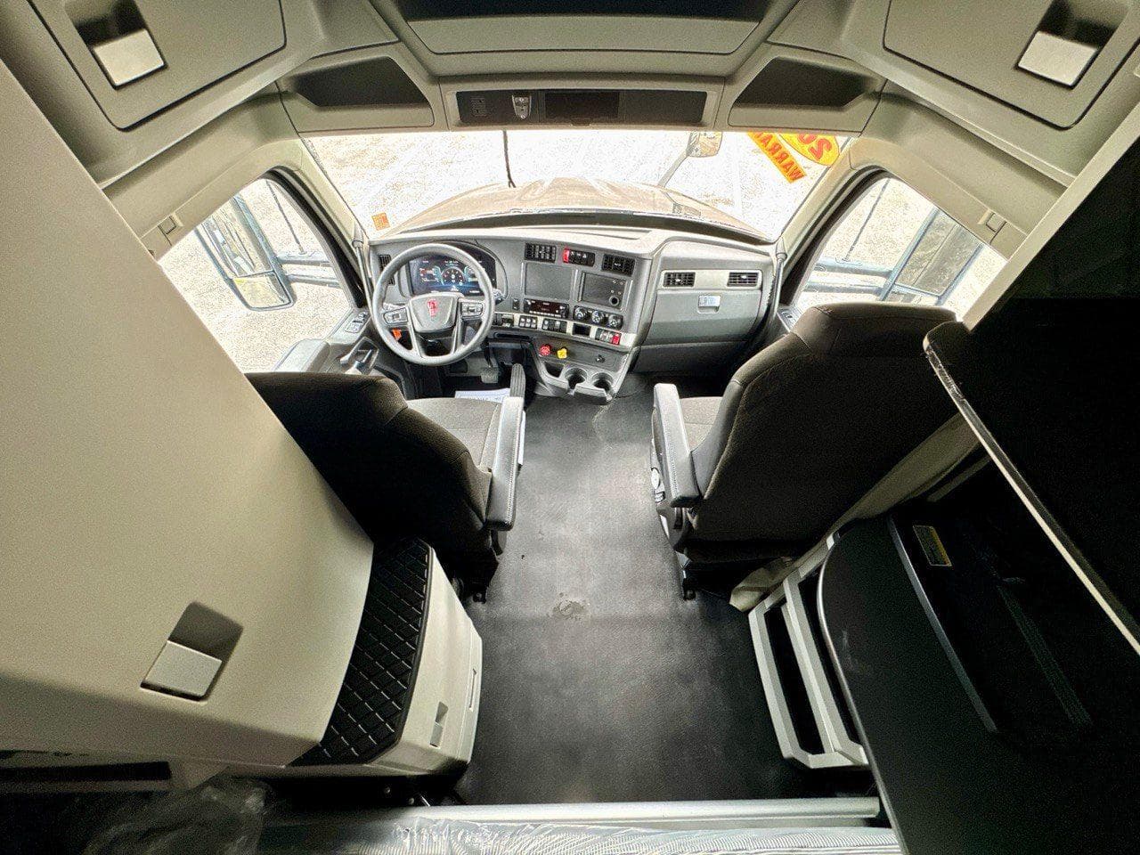 2023 Kenworth T680 image 13