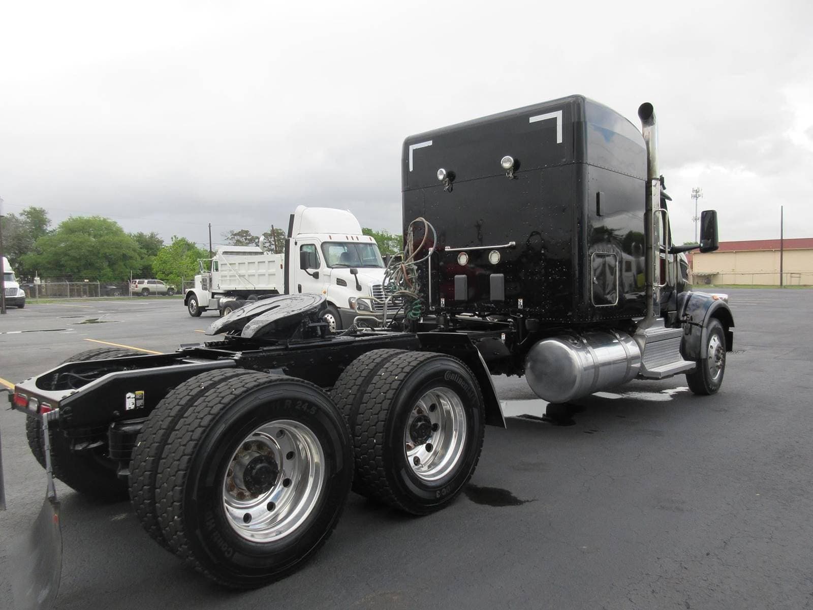 2023 Peterbilt 567 image 4