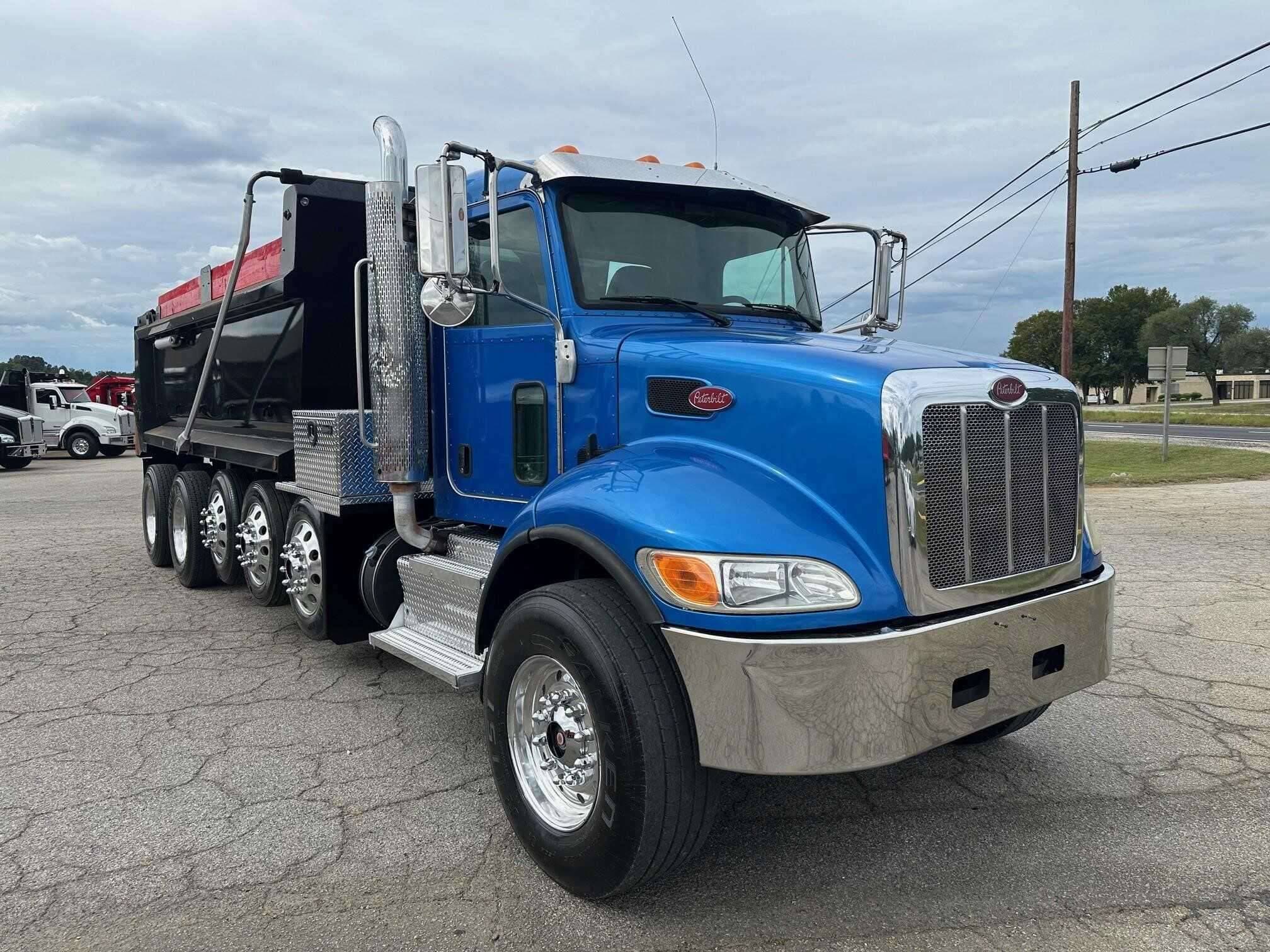 2017 Peterbilt 348 image 1