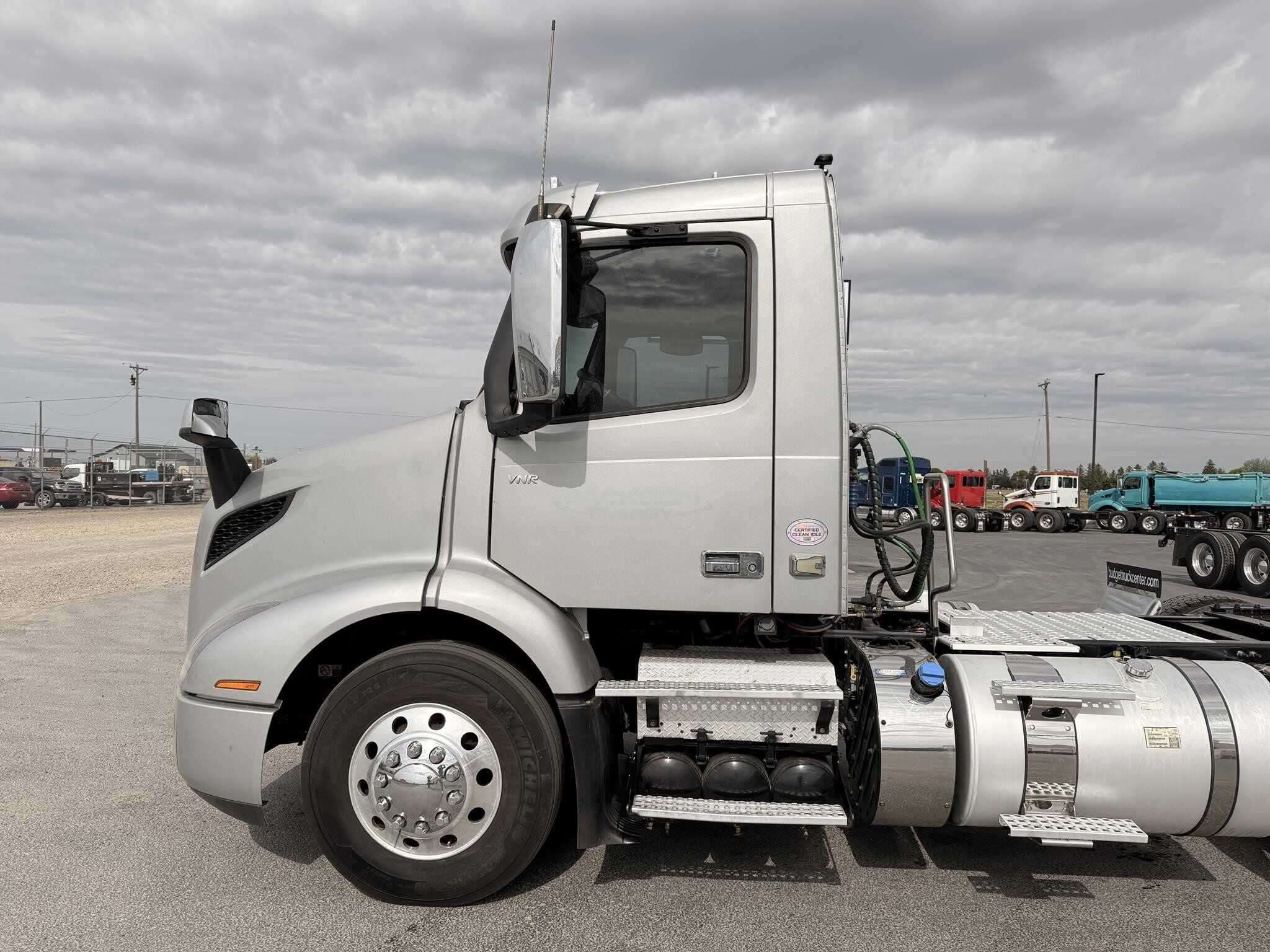 2020 Volvo VNR image 2