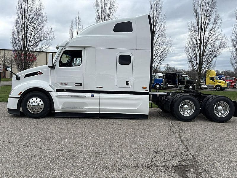 2027 Peterbilt 579 image 4