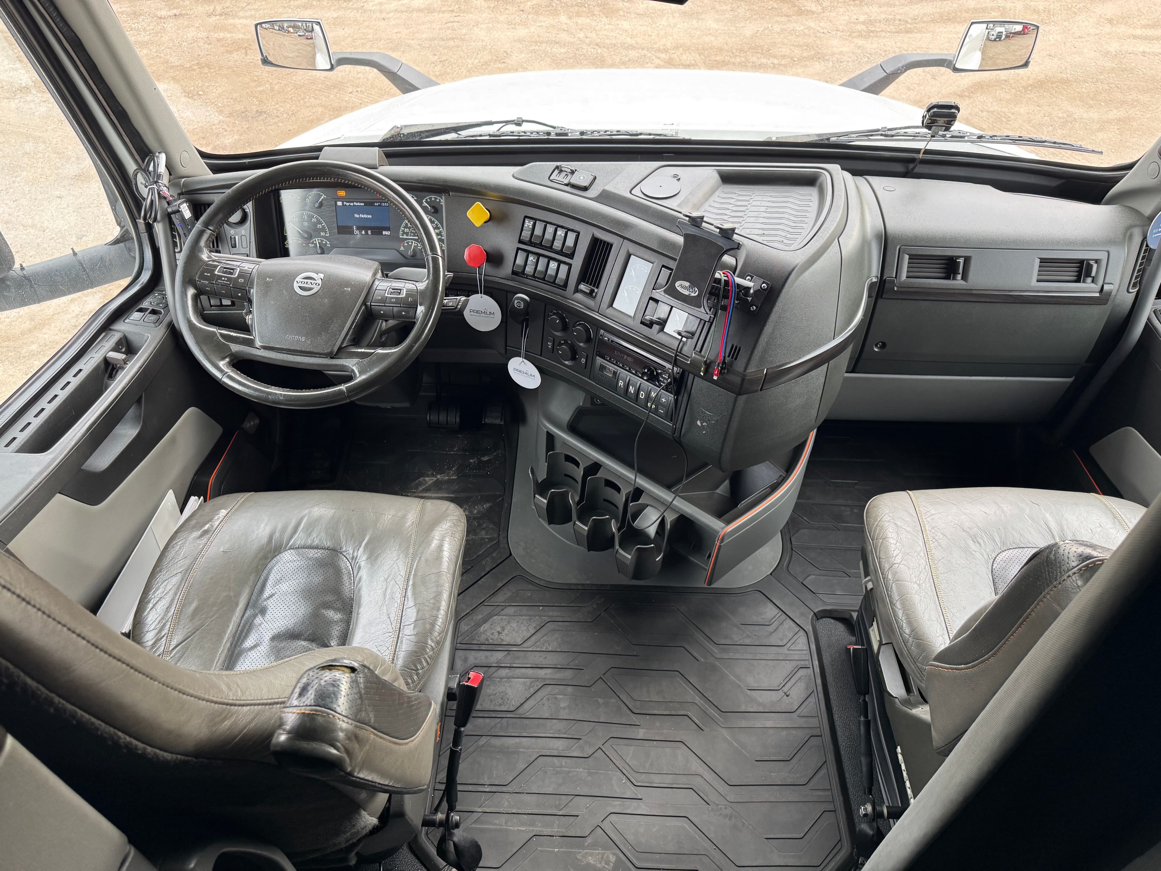 2018 Volvo VNL64T760 image 8