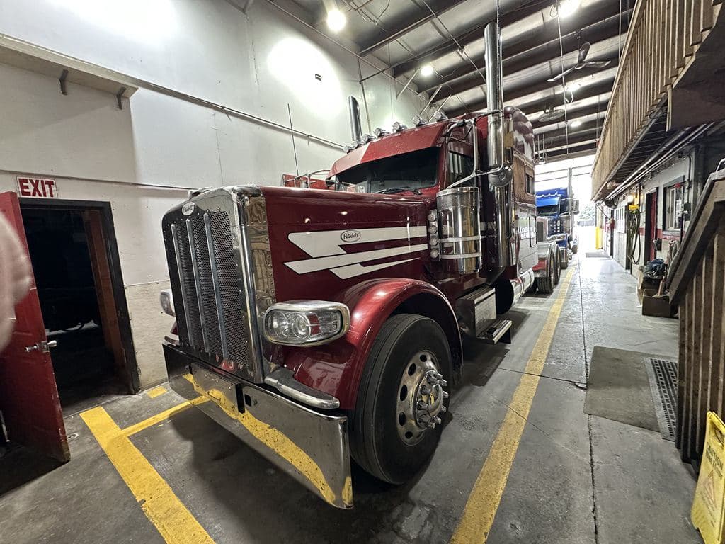 Used 2024 PETERBILT 389 image 1
