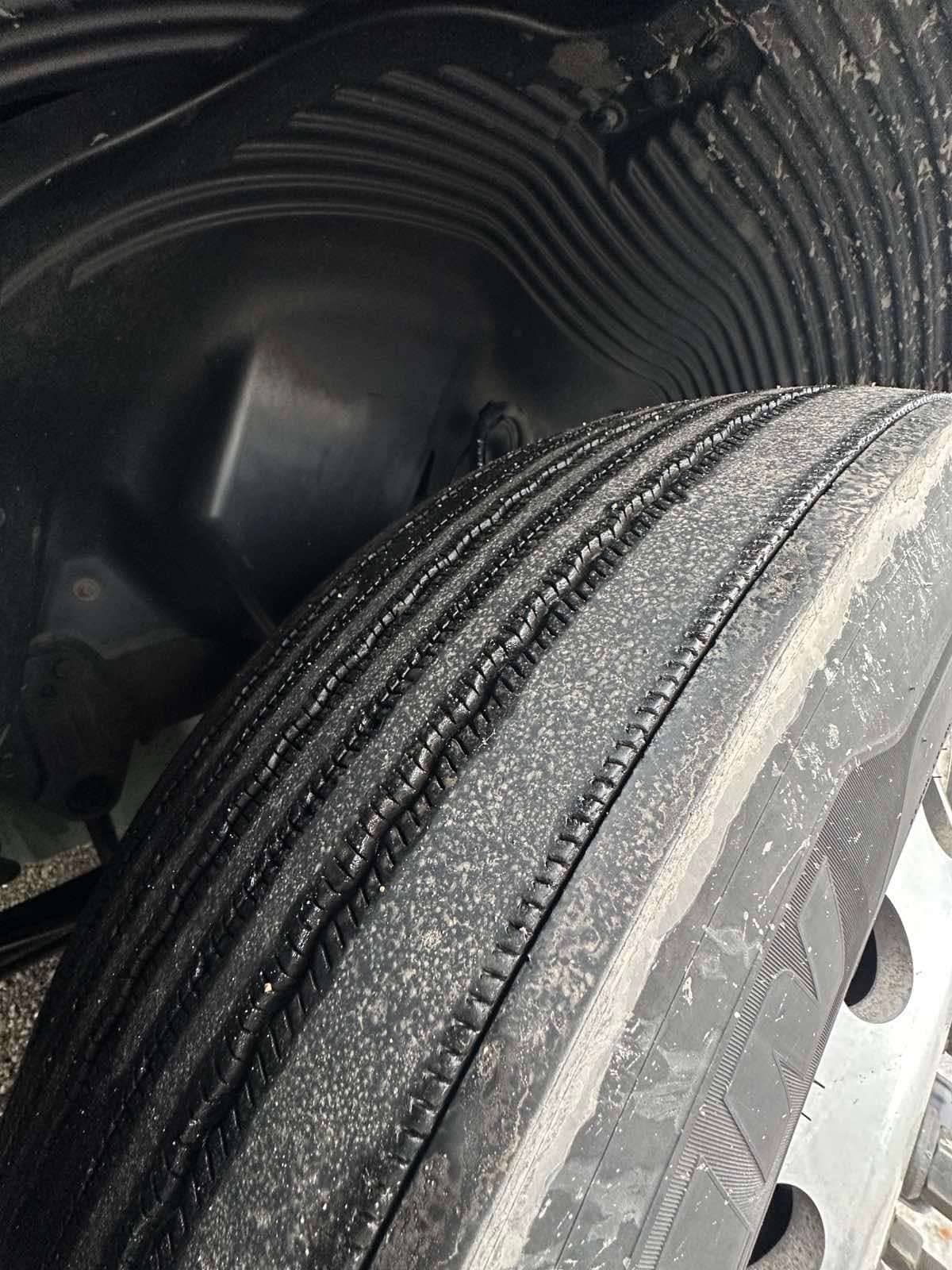 2023 Volvo VNL image 9