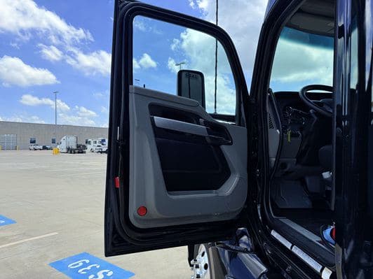 2022 Kenworth T680 image 9