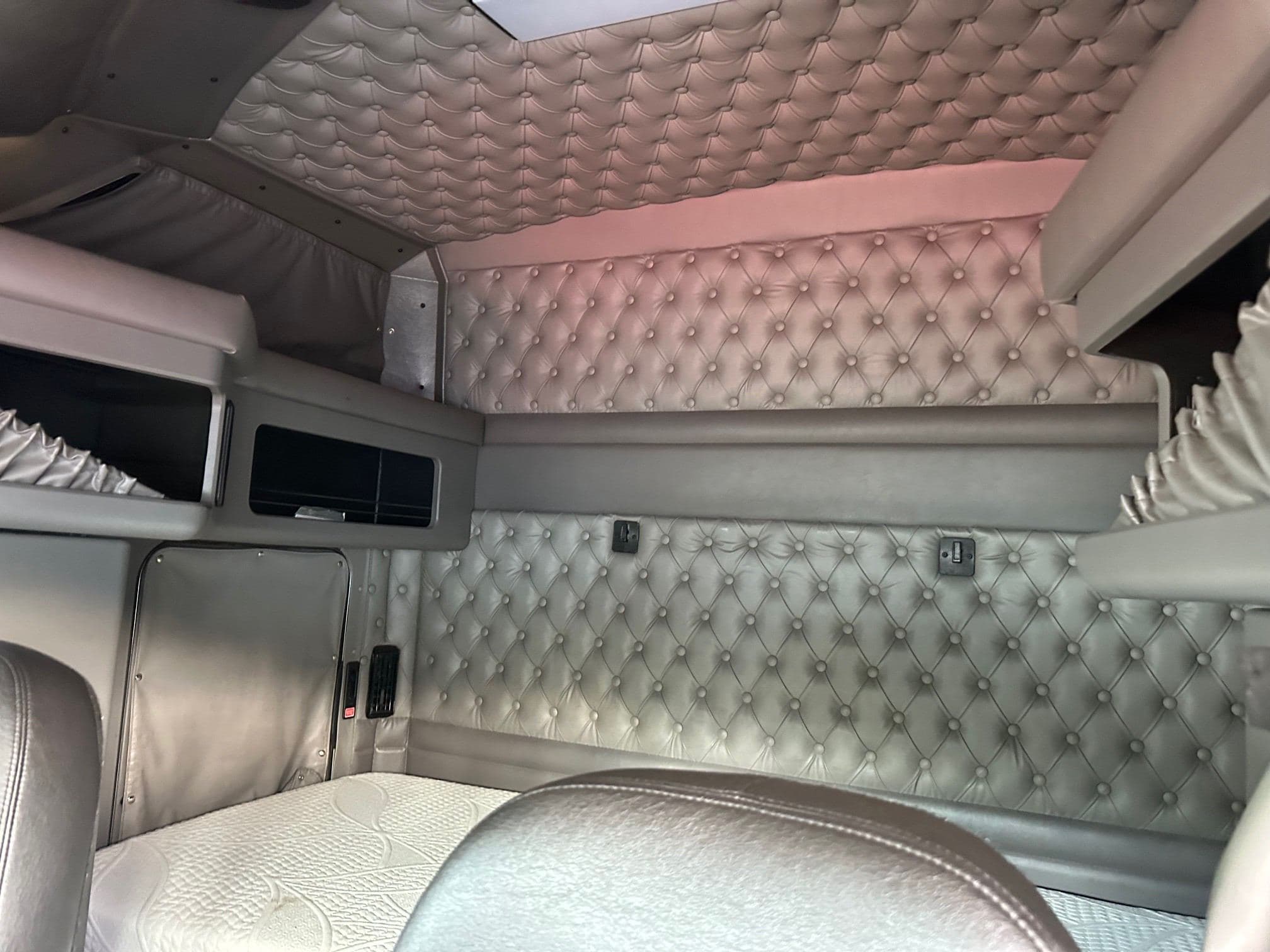 2020 Kenworth W9 Series image 8