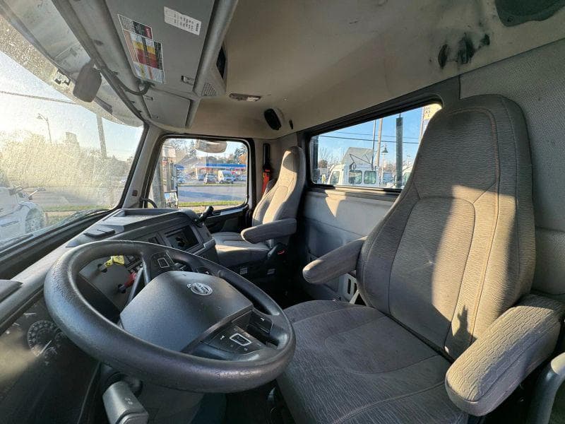 2020 Volvo VNL image 17
