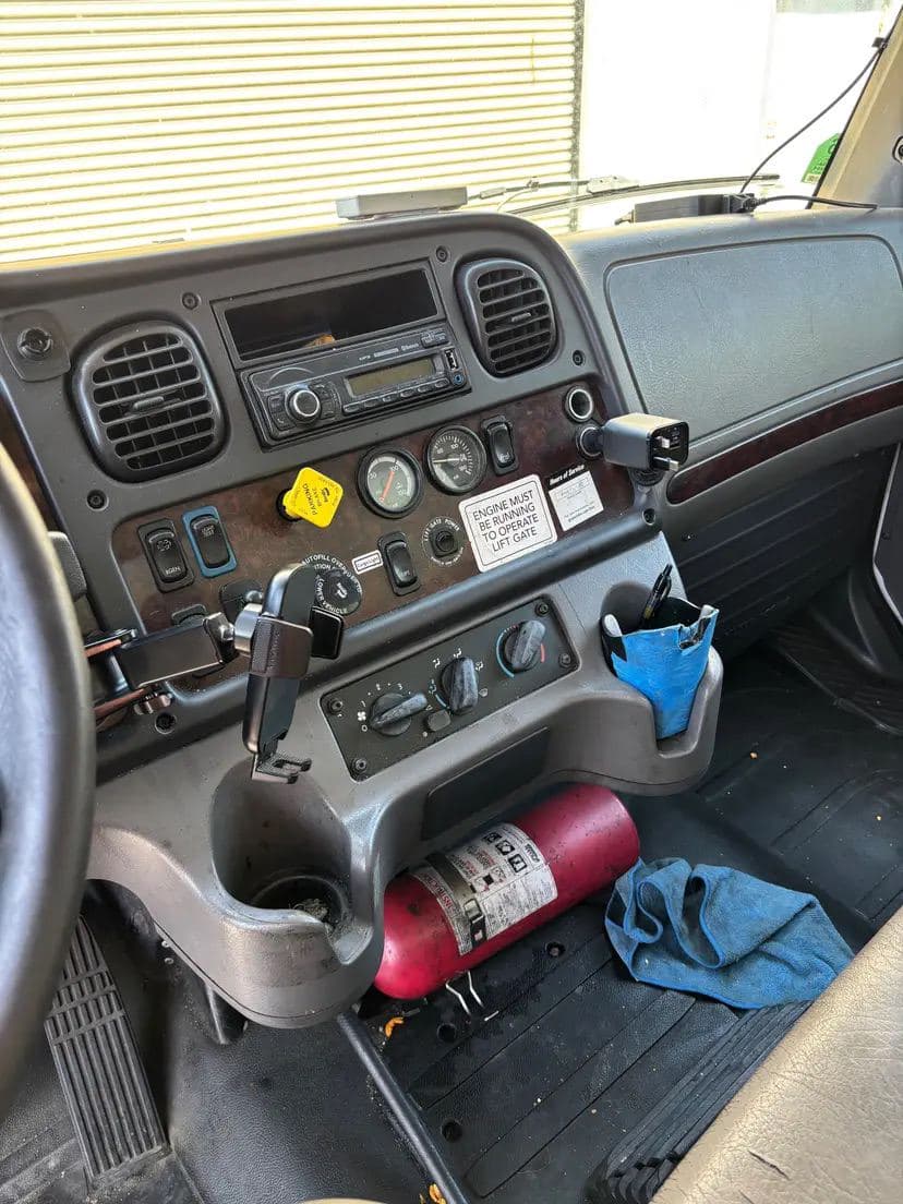 2017 Freightliner M2 image 8