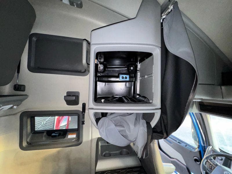 2020 Volvo VNL image 28