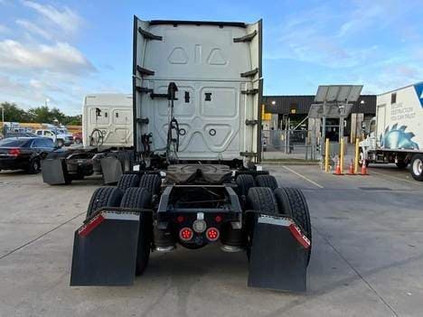 2020 Freightliner Cascadia image 2