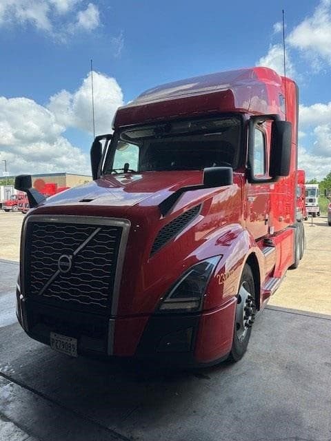 2023 Volvo VNL64T760 image 2