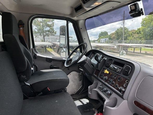 2019 Freightliner BUSINESS CLASS M2 106 image 4
