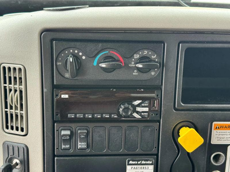 2017 International 4300 image 19