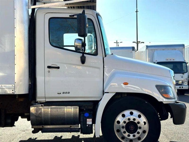 2018 Hino 268 image 4