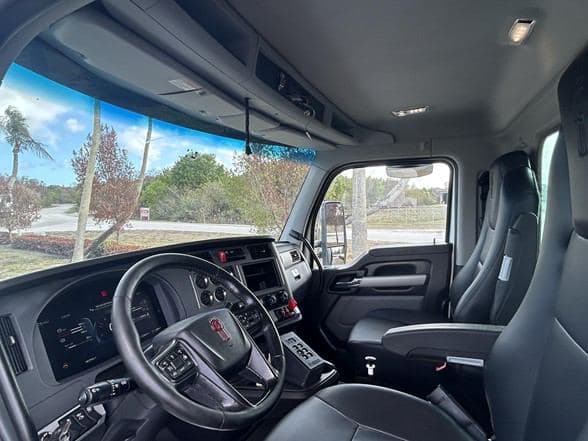 2023 Kenworth T880 image 11