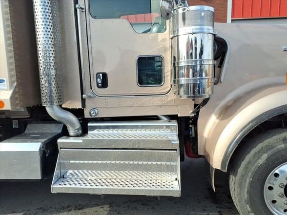 2026 Kenworth W900 image 2