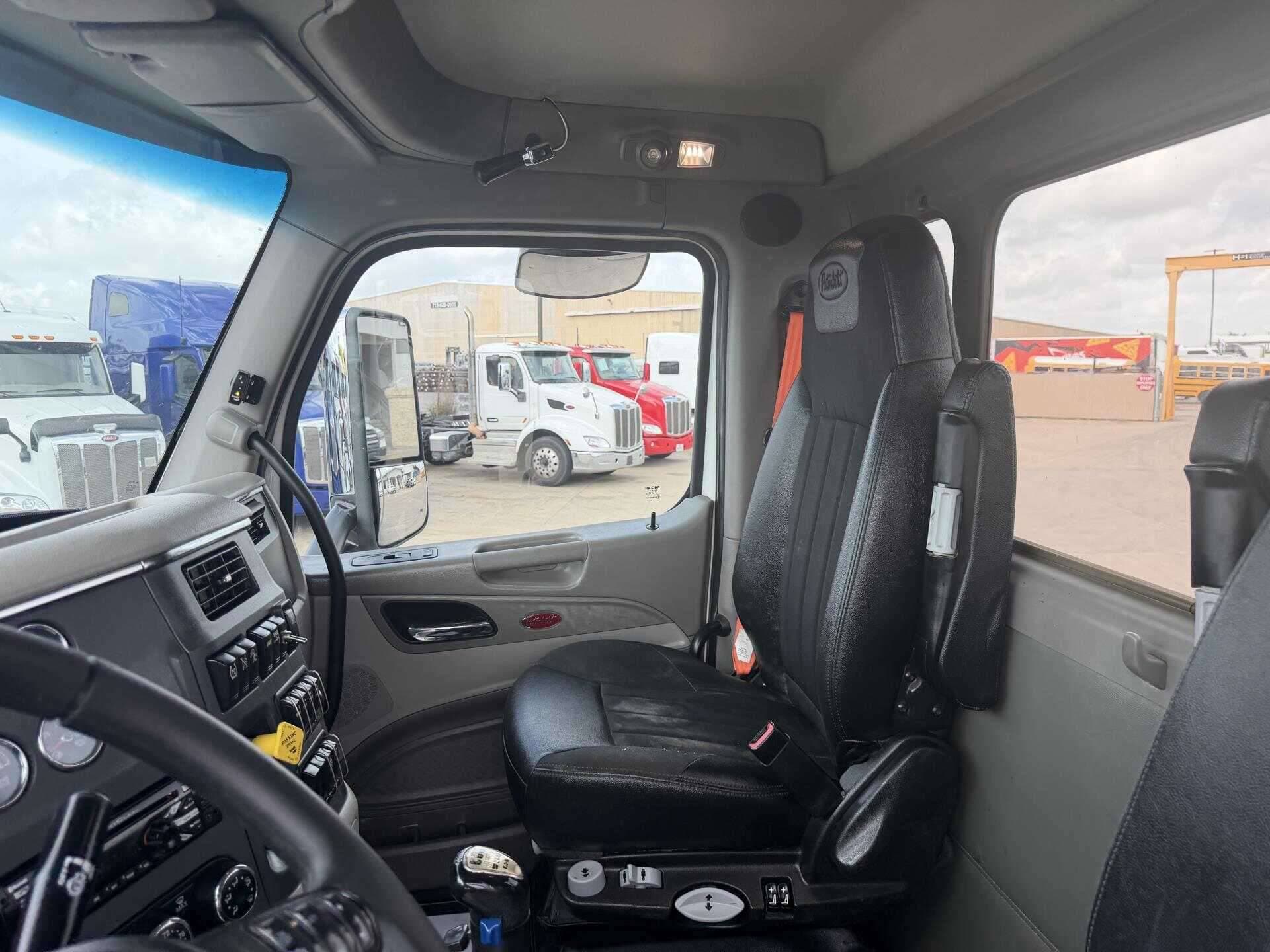 2020 Peterbilt 567 image 13