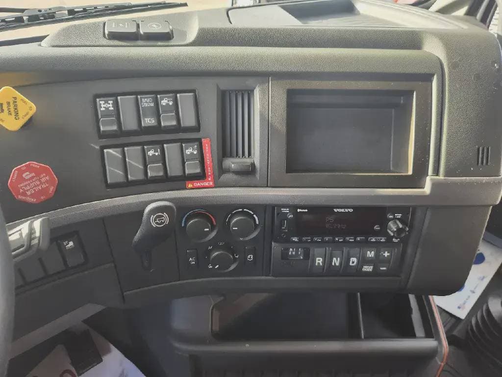 2022 Volvo VNL image 7